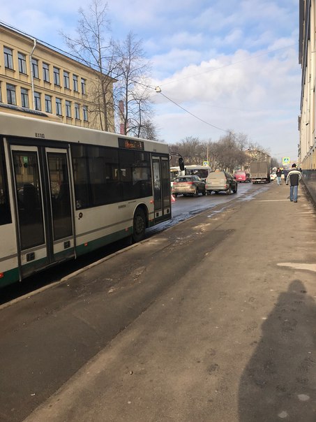 На Полюстровском проспекте авария, перед площадью Калинина, стоит автобусов 10, а то и больше