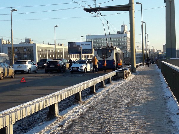 На Кантемировском мосту, в самой верхней его точке, ярко освещенные утренним солнцем, мерзнут девчон...