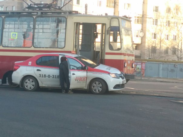 Такси не пропустил на повороте с Энгельса на Луначарского трамвай