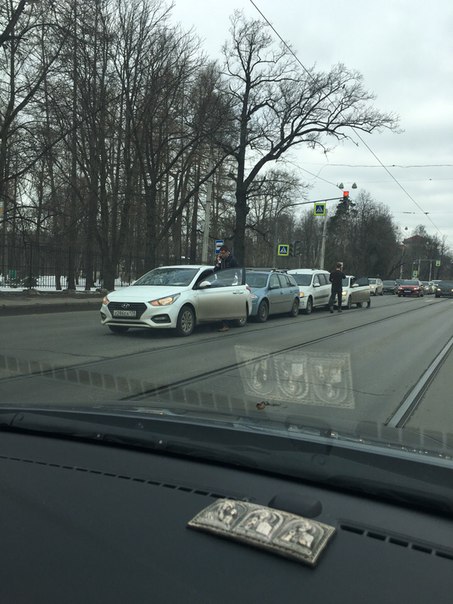 Паровозик из четырёх машин собрали на Проспекте Энгельса, перед Светлановской площадью.