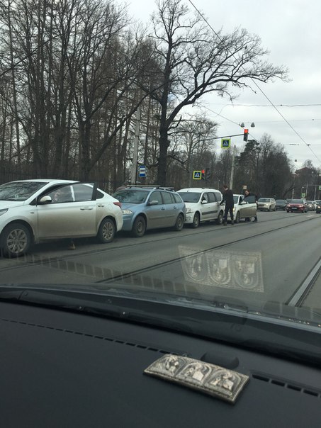 Паровозик из четырёх машин собрали на Проспекте Энгельса, перед Светлановской площадью.