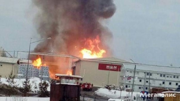 Пожар на деревообрабатывающем складе под Петербургом охватил 2000 кв. метров
