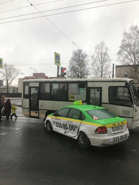 На пересечении Германа и Отважных, в направлении к Петергофскому, Мерс и такси. Проезд через поребри...