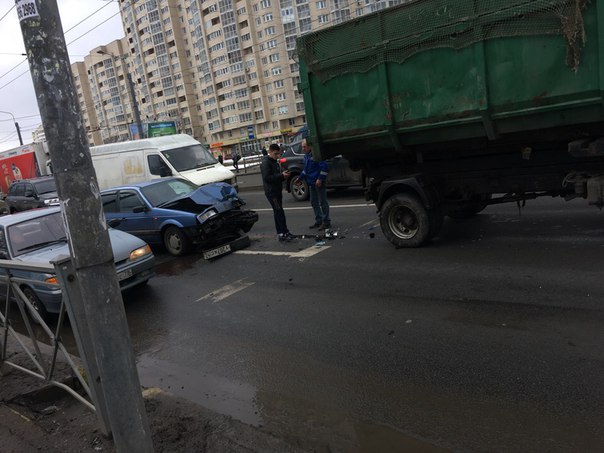 На пересечении Маршала Жукова и Ленинского проспекта, молодой паренёк на Volkswagen въехал в мусорщи...
