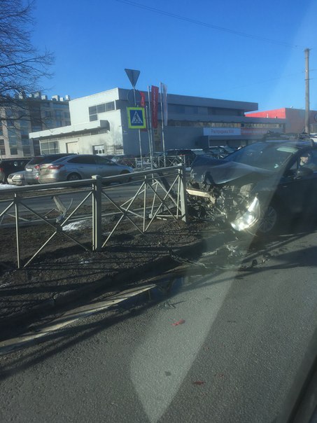 На улице Савушкина Ситроен сломал ограждение