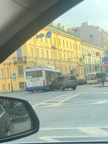 На Исаакиевской площади москвич на Ниссане приехал в колесо у троллейбуса