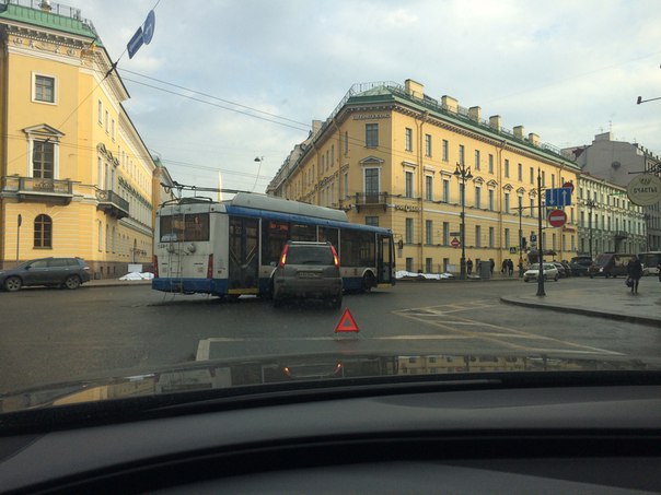 На Исаакиевской площади москвич на Ниссане приехал в колесо у троллейбуса