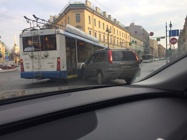 На Исаакиевской площади москвич на Ниссане приехал в колесо у троллейбуса