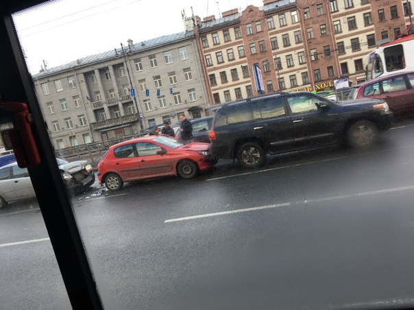 С диким скрипом тормозов получился паровозик на Московском проспекте напротив м.Электросила