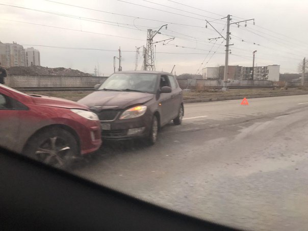 Лобовое ДТП на Матроса Железняка мешает спокойному проезду автомобилей и образует пробку