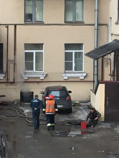 У Смольного на Тверской 18 пожар в подвале, возможно, есть погибшие.