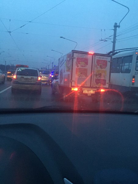 На мосту Александра невского внедорожник лёг на бок