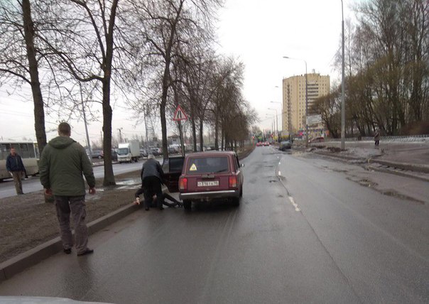 На Северном пр. д.91 к.1 на пешеходном переходе ВАЗ 2104 сбил парня, сильно, но парень жив!