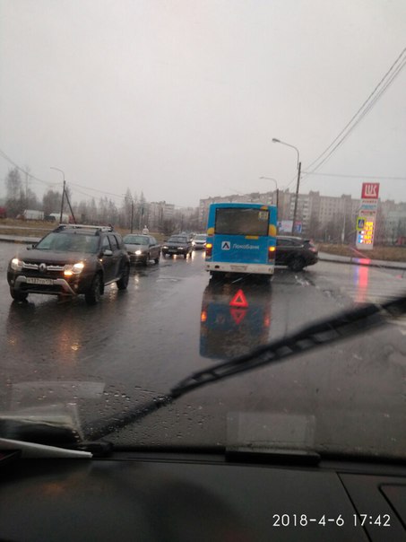 Очередное ДТП с участием маршрутного такси и джипа пострадавших нет, перекресток Солидарности и Кржи...