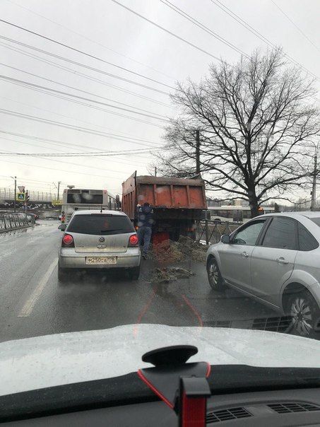 На Парковой улице, перед Выборгским шоссе КамАЗ не сдержался и рассыпал свое добро на проезжую часть...