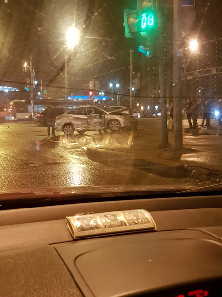 Авария на углу Ленинского проспекта и улицы Доблести. Audi и hyundai. Служб нет.