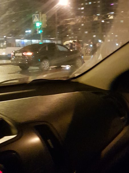 Авария на углу Ленинского проспекта и улицы Доблести. Audi и hyundai. Служб нет.