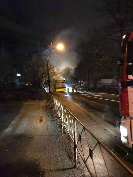 На Репищевой улице в Приморском районе загорелся автобус.