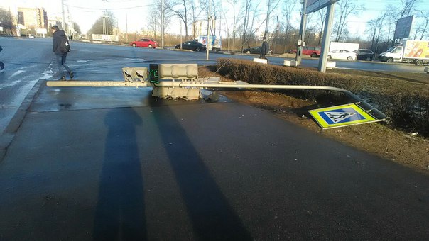 Светофор на перекрестке Жукова и Ветеранов повержен, но не сломлен
