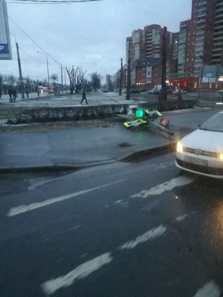 Светофор на перекрестке Жукова и Ветеранов повержен, но не сломлен