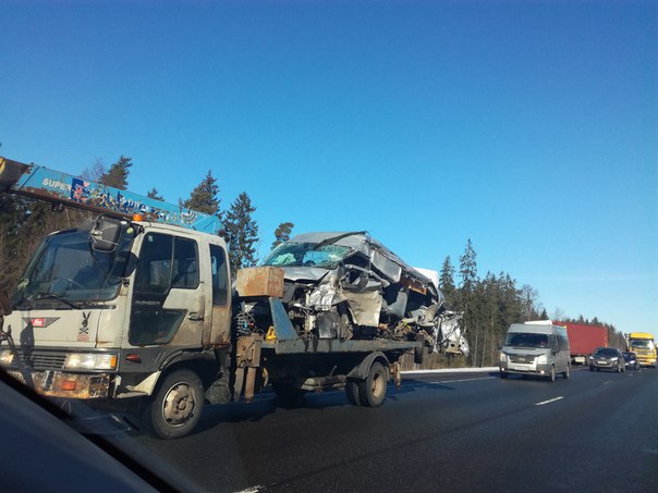 На трассе Скандинавия произошла страшная авария, столкнулись фура, пассажирский микроавтобус Ford тр...