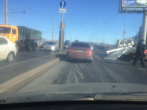 Заезд на Парнасский путепровод в сторону парнаса. Газель раскидала груз.