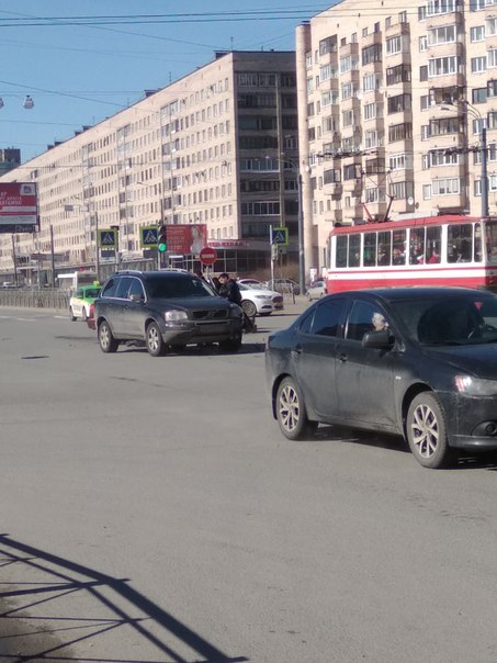 Volvo ХС90 и Chevrolet Ланос на перекрестке проспекта Просвещения и Гражданского.