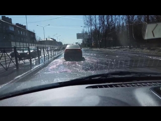 В Ручьях машины водоканала откачивают воду с дороги.