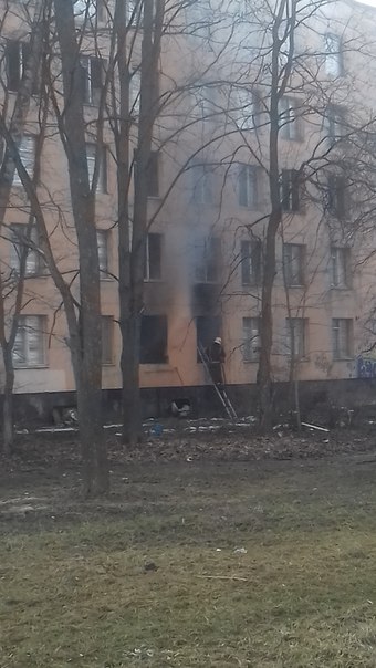 На 2-ой Комсомольской 37 горит заброшенное здание. Пожарные на месте.