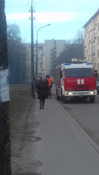 На 2-ой Комсомольской 37 горит заброшенное здание. Пожарные на месте.