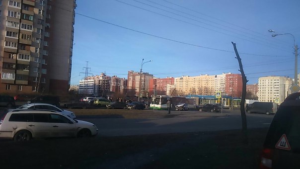 На пересечении Захарова и Брестского бульвара со стороны Жукова ДТП. Столкнулись mazda черная и рено...