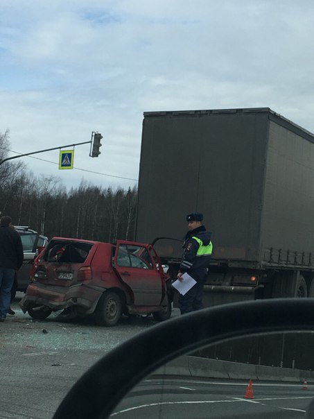 На Московском шоссе, поворот на Никольское и Красный бор заблокирован, там какая-то печальная истори...