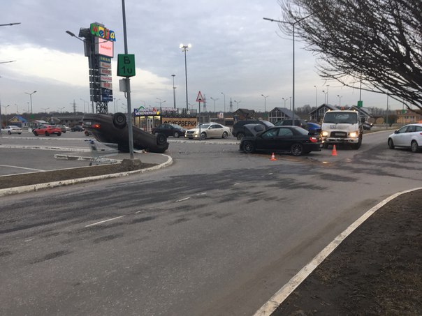 Разогнавшись на парковке МЕГА Дыбенко Subaru Impreza WRX, врезался в проезжавший ему наперерез автом...