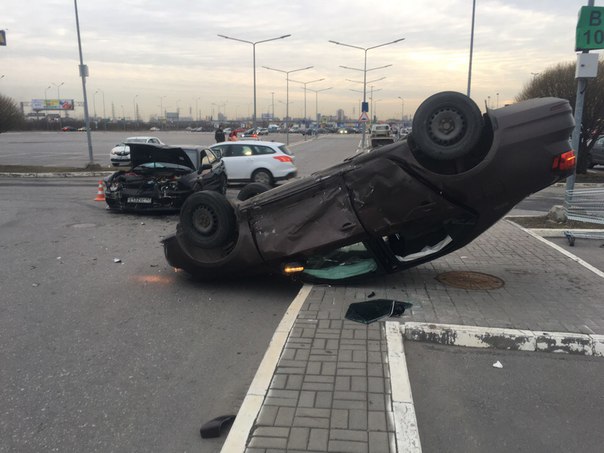 Разогнавшись на парковке МЕГА Дыбенко Subaru Impreza WRX, врезался в проезжавший ему наперерез автом...