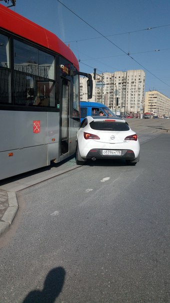 Дтп перед Наличным мостом. Астра и трамвай.