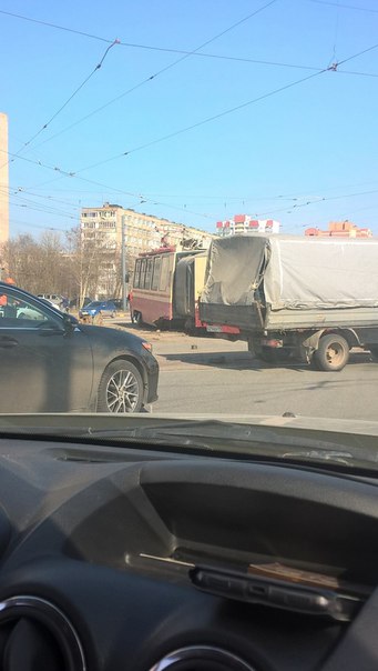 На Товарищеском проспекте рассыпался трамвай