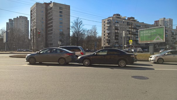 ДТП на Варшавской улице на перекрёстке с Краснопутиловской. Движению не мешают. ГАИ нет. Никто не по...