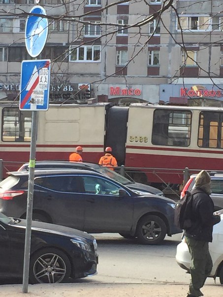 Озерки, на пр. Луначарского 9-ый трамвай сошёл с рельсов.