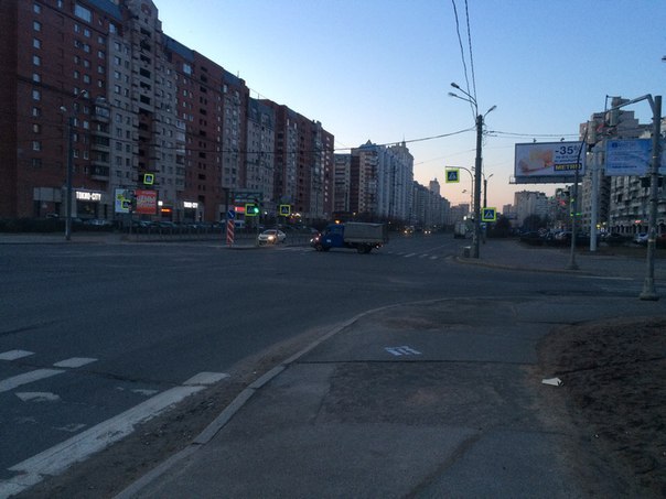 Невменяемый водитель неславянской внешности в 5.40 перекрыл проезд по Комендантскому на перекрестке...