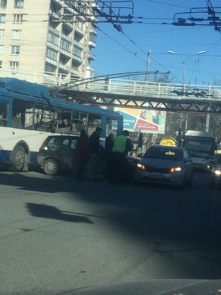 На перекрёстке Славы и Будапештской столкнулись троллейбус и две легковушки ,проезду мешают