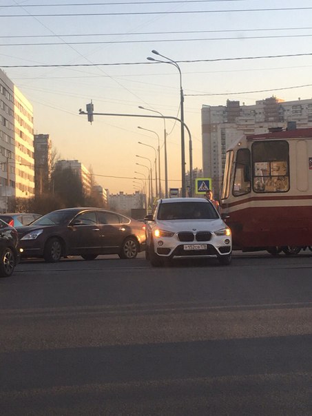 На перекрестке Просвещения и Ушинского трамвай упёрся в BMW Х3.