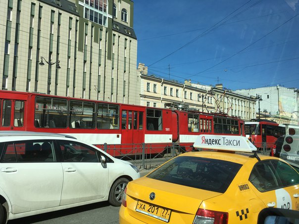 Трамвай встал поперёк на Литовском-Кузнечном. Время 11:40