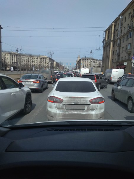 Что-то случилось на перекрестке Московского проспекта с улицей Фрунзе, в сторону центра. Плотно тут ...