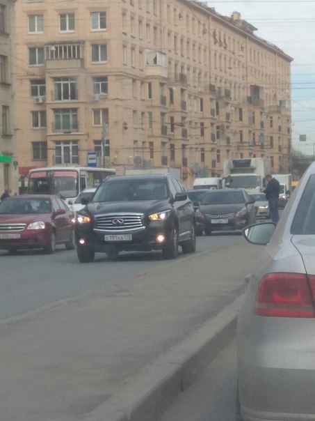 Ивановская улица, в сторону Сортировочного моста. Все живы. Служб нет.