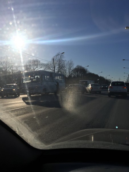 Авария на Петергофском шоссе, поворот на жк «Солнечный город». Пробка от Ленты в сторону СПб.