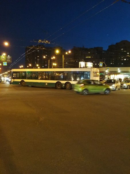 На перекрёстке Гражданского и Науки притерлись автобус и маршрутка, трамваи стоят, пробка