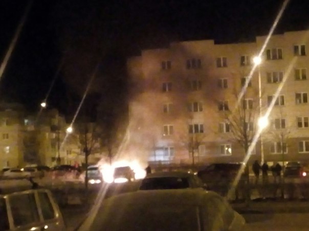 В ЖК Славянка горят 4 машины, может больше, не разобрать. Приехали пожарные, тушат.