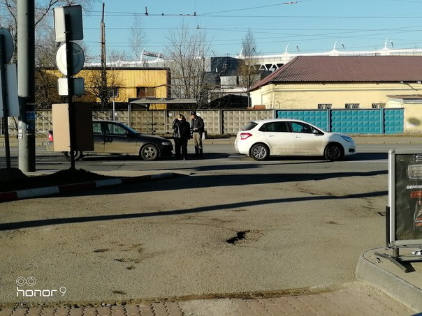 У заправки Лукоил на пересечении Оборонной улицы и Трефолева, минут 30 назад девочка догнала мальчик...