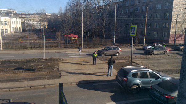 На пешеходном переходе через улицу Бабушкина у дома 135 , сбили женщину. Женщина жива, сидит в машин...