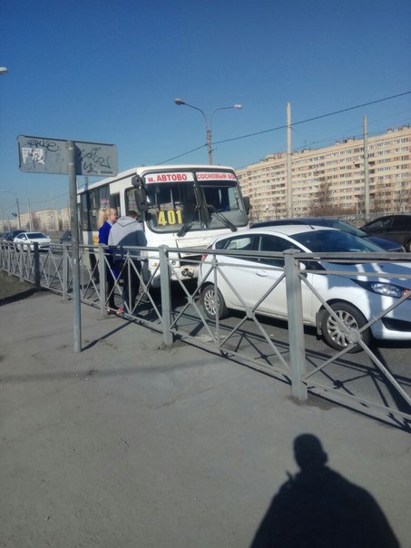 На перекрёстке Петергофское шоссе - Маршала Жукова, маршрутка вписалась в ford перед пешеходным пере...